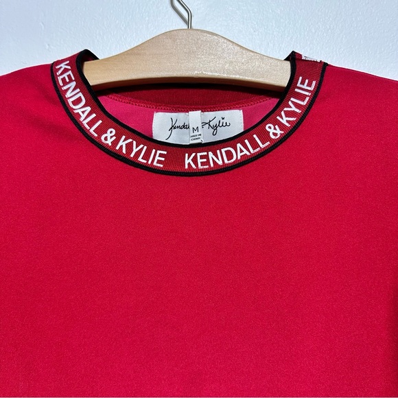 Kendall & Kylie Red Ribbed Boxy Semi Crop Top Blouse Size Medium - Picture 3 of 11